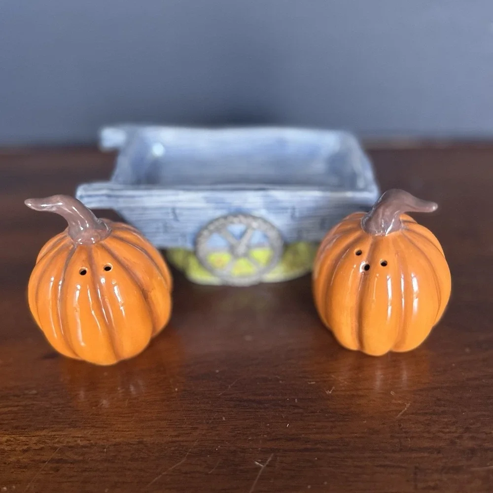 Cracker Barrel Fall Pumpkin Stoneware ~ Salt & Pepper Shakers In A Farm Wagon